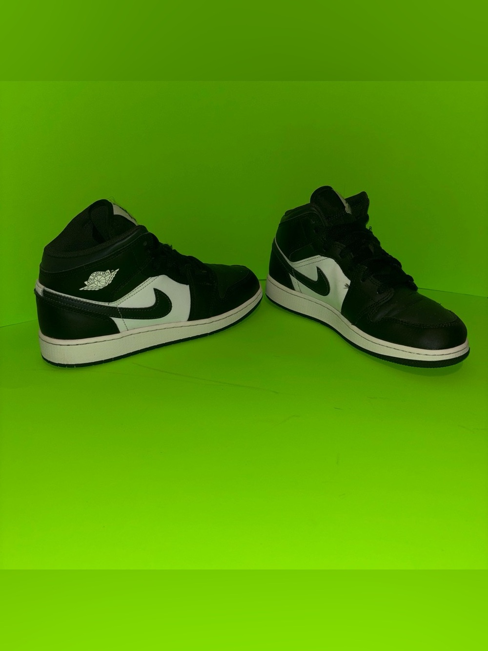 Jordan 1’s Mid black and white 7Y